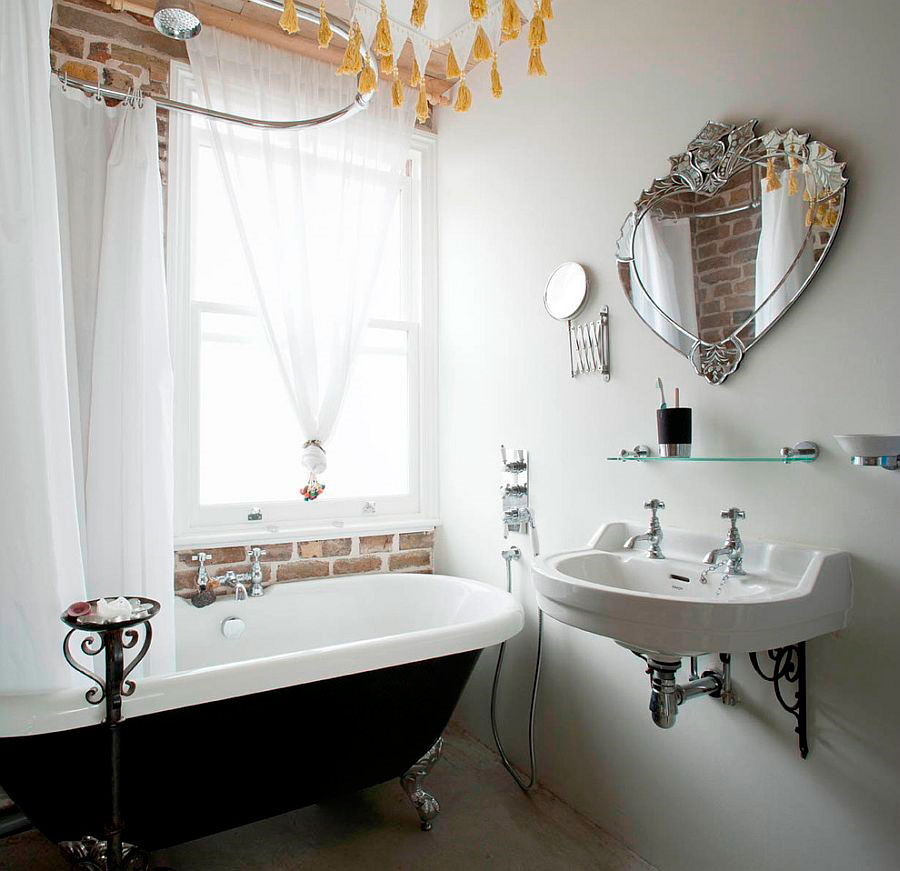 Ванная комната с кирпичной стеной, белые занавески и старинной ванной в черном цвете [дизайн: MDSX Contractors]