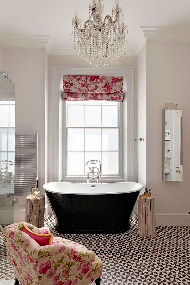 Напольная плитка в черно-белом цвете, цветочный узор штор и контрастная палитра стен ванной комнаты [дизайн: RDP Architects] 