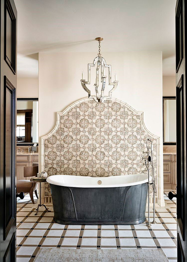 Средиземноморская ванная комната с чашей со спинной поддержкой и элегантной плиткой на стене. [Design: Wiseman & Gale Interiors]
