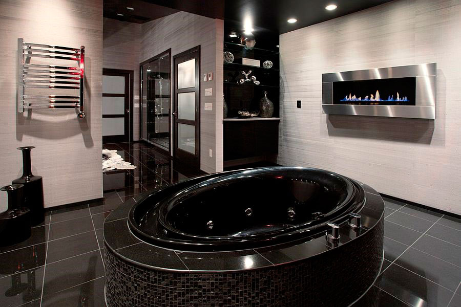 Современная люксовая ванная комната с камином и роскошной черной ванной [дизайн: Lifespan Construction] 