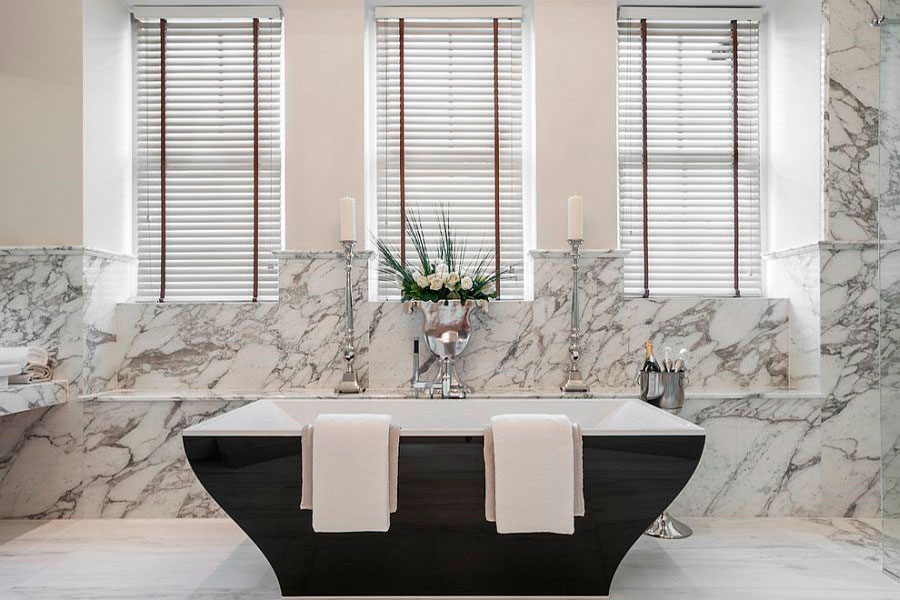Красивая современный ванна черного цвета, в окружении мрамора [дизайн: Alexander James Interiors] 